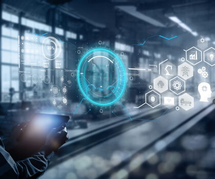Person nutzt ein Tablet in einer Produktionshalle, während digitale Symbole die Vernetzung von Maschinen, Daten und Produktionsprozessen darstellen.