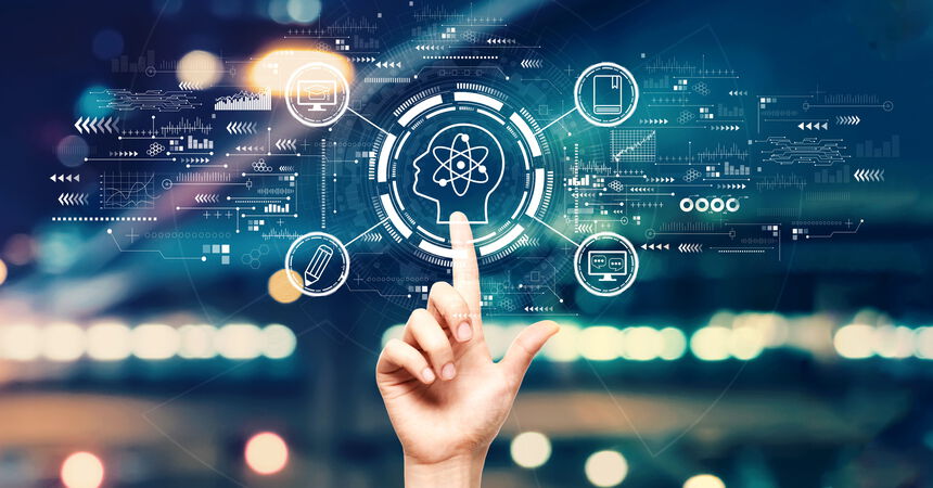 Hand bedient eine digitale Benutzeroberfläche mit Symbolen für Künstliche Intelligenz und vernetzte Technologien.