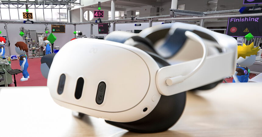 VR-Brille vor einer virtuellen Produktionsumgebung zur Simulation und Gestaltung von Arbeits- und Fertigungsprozessen.