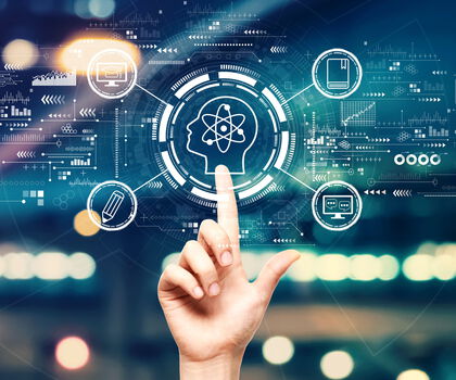 Hand bedient eine digitale Benutzeroberfläche mit Symbolen für Künstliche Intelligenz und vernetzte Technologien.