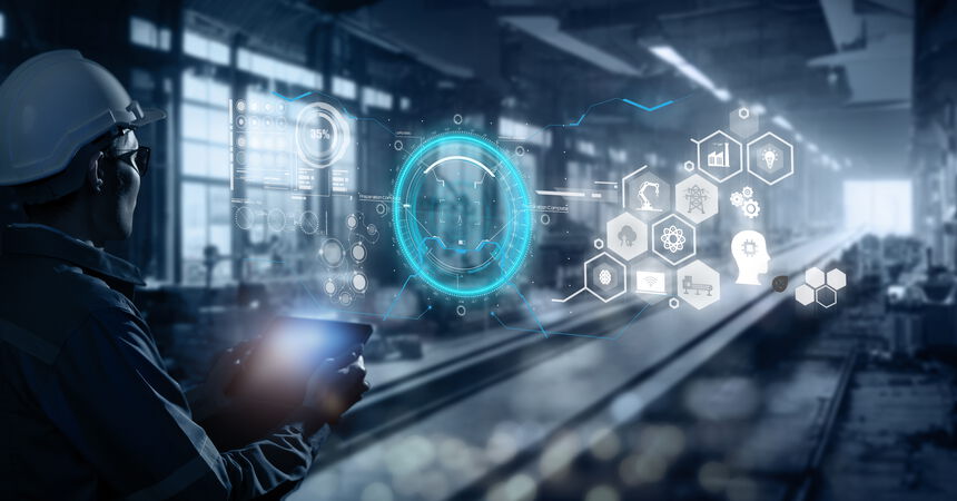 Person nutzt ein Tablet in einer Produktionshalle, während digitale Symbole die Vernetzung von Maschinen, Daten und Produktionsprozessen darstellen.